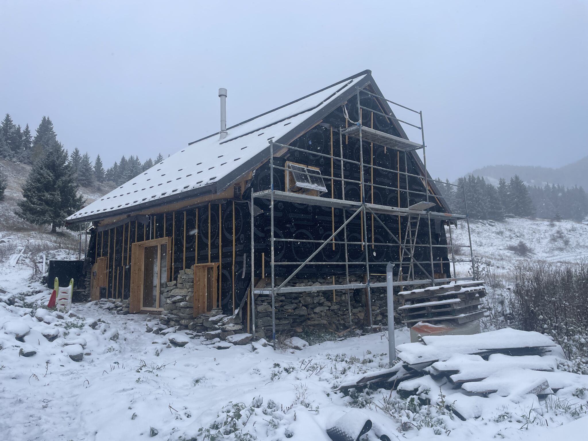 Un chalet autonome en énergie avec Avenir Solaire Concept — free download