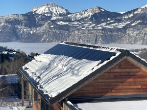 Photo d'un chalet en Haute Savoie avec des panneaux solaires sur le toit