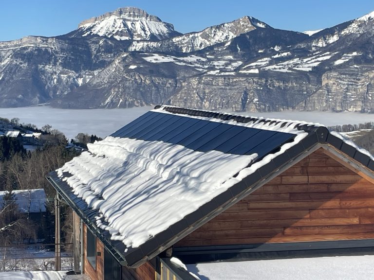 Photo d'un chalet en Haute Savoie avec des panneaux solaires sur le toit