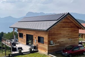 photo d'une maison équipée de panneaux solaires par Avenir Solaire Concept powered by Solarock