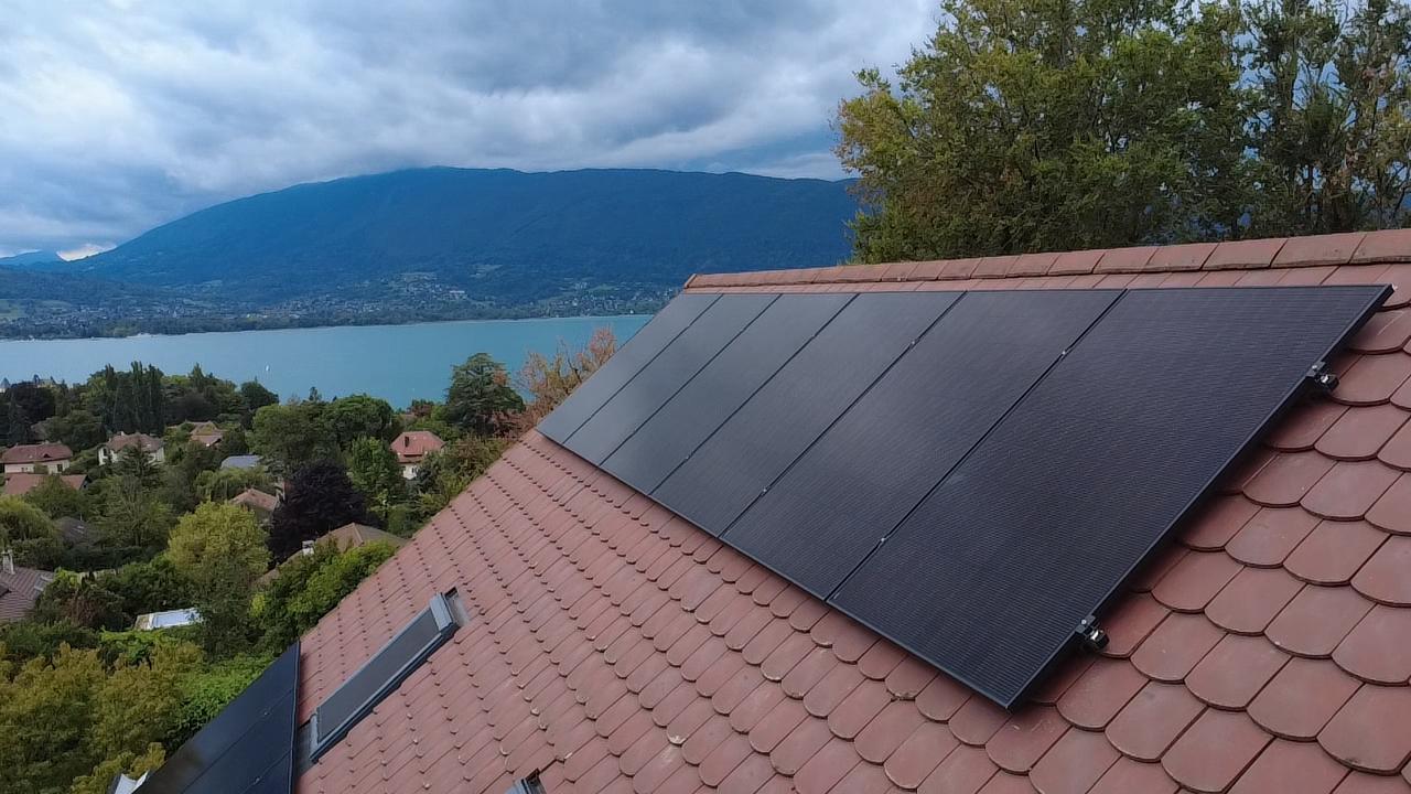 Photo d’une maison avec des panneaux solaires installés par Avenir Solaire Concept, powered by Solarock.
