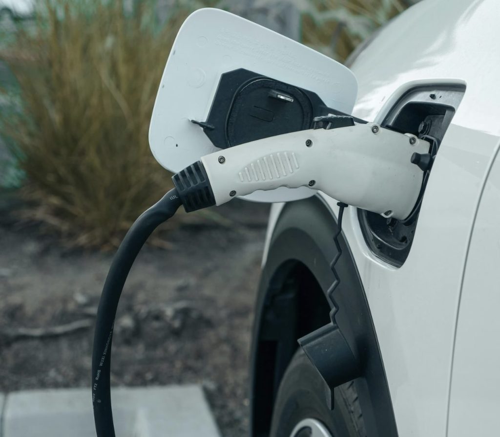 photo d'une voiture avec une borne de recharge