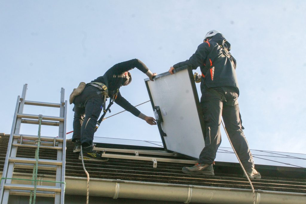 photo des installateurs d'Avenir Solaire Concept, powered by Solarock, sur un chantier