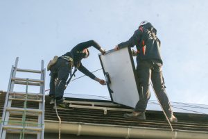 photo des installateurs d'Avenir Solaire Concept, powered by Solarock, sur un chantier