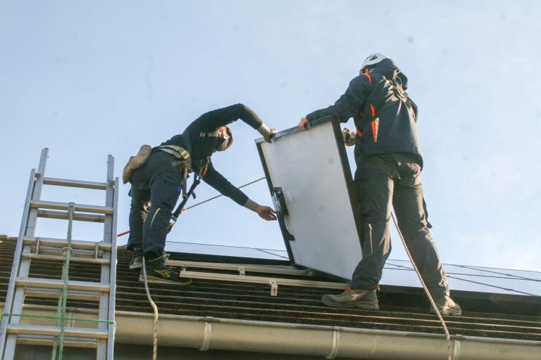 photo des installateurs d'Avenir Solaire Concept, powered by Solarock, sur un chantier