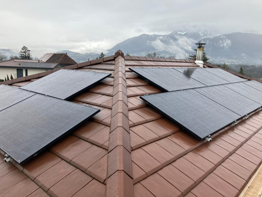 photo d'une installation solaire en Haute-savoie réalisée par Avenir Solaire Concept, powered by Solarock