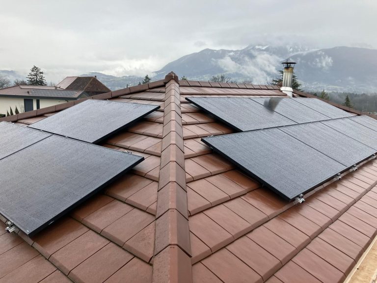 photo d'une installation solaire en Haute-savoie réalisée par Avenir Solaire Concept, powered by Solarock