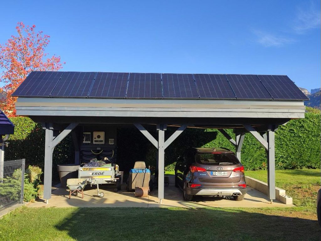 Photo d'une installation solaire sur un carport réalisée par Avenir Solaire Concept, powered by Solarock